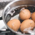 Gotowanie jajek - jajka w rondlu z wrzątkiem