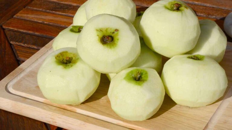 Obrane jabłka, gotowe do przygotowania kompotu. Ile gotować jabłka na kompot?