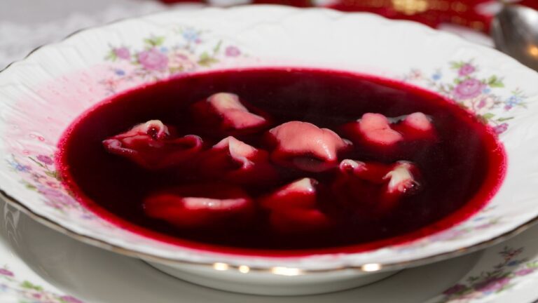 Wigilijny barszcz czerwony na zakwasie z uszkami