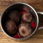 Gotowane buraki w garnku