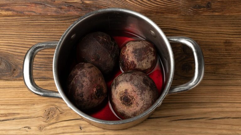 Gotowane buraki w garnku