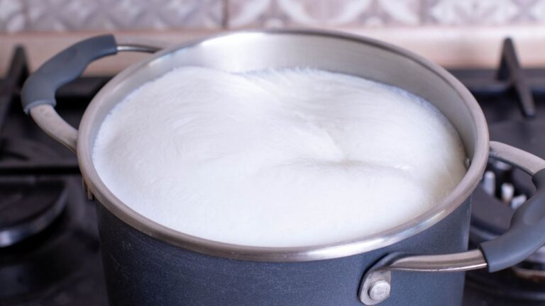 Garnek z gotującym się mlekiem