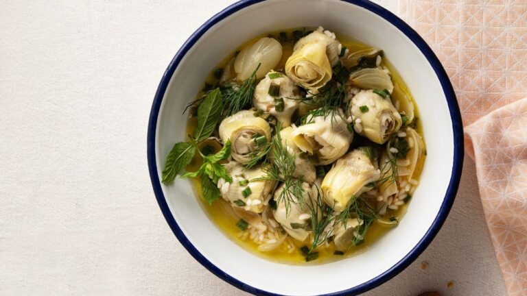 Gotowane karczochy ze świeżymi ziołami i masłem