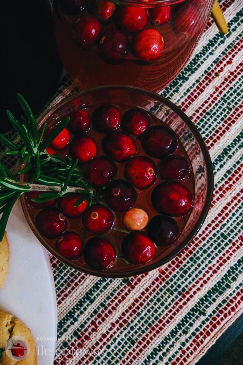 Świąteczny kisiel żurawinowy podany z całymi owocami