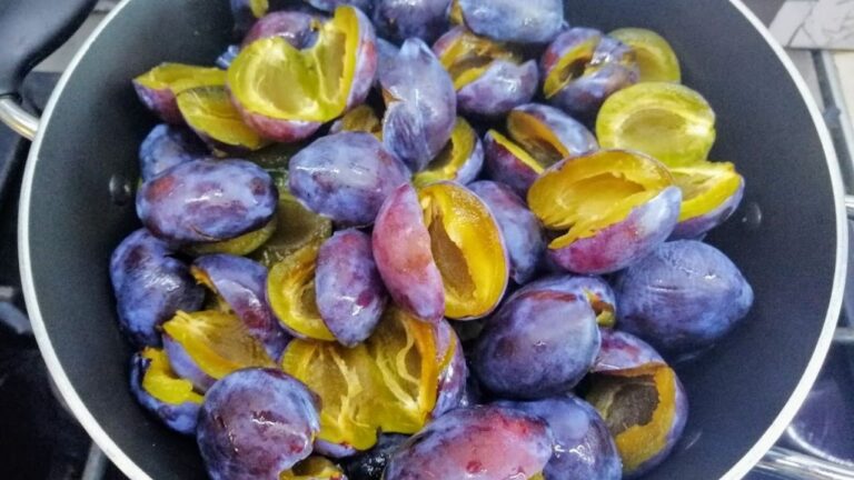 Wydrylowane śliwki węgierki w garnku do gotowania powidła