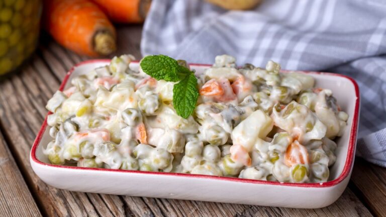 Sałatka jarzynowa - tradycyjne danie kuchni polskiej