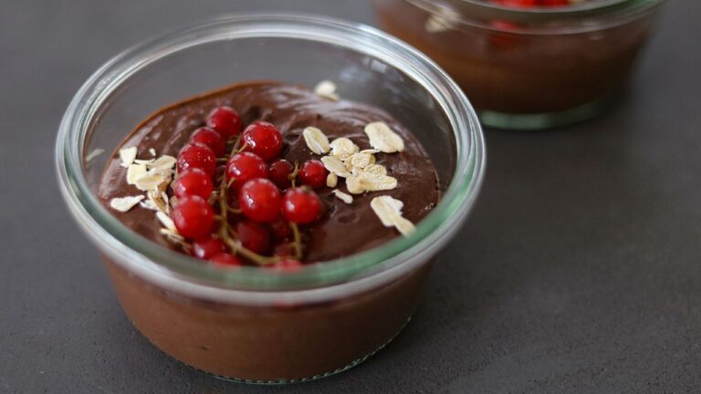 Budyń czekoladowy w miseczkach udekorowany owocami