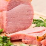 Jak długo powinna się gotować, w jakiej temperaturze i z jakimi dodatkami? Poradzimy, jak gotować surową szynkę wędzoną