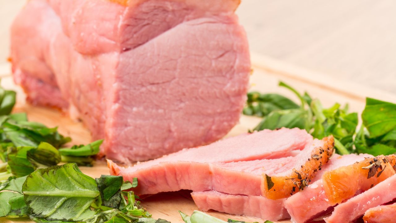 Jak długo powinna się gotować, w jakiej temperaturze i z jakimi dodatkami? Poradzimy, jak gotować surową szynkę wędzoną