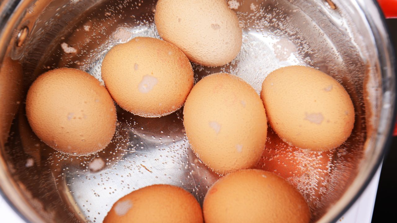 Jajka w garnku z wrz膮tkiem, gotuj膮 si臋 na pisanki