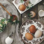 Jajka ugotowane na twardo, gotowe do przygotowania pisanek