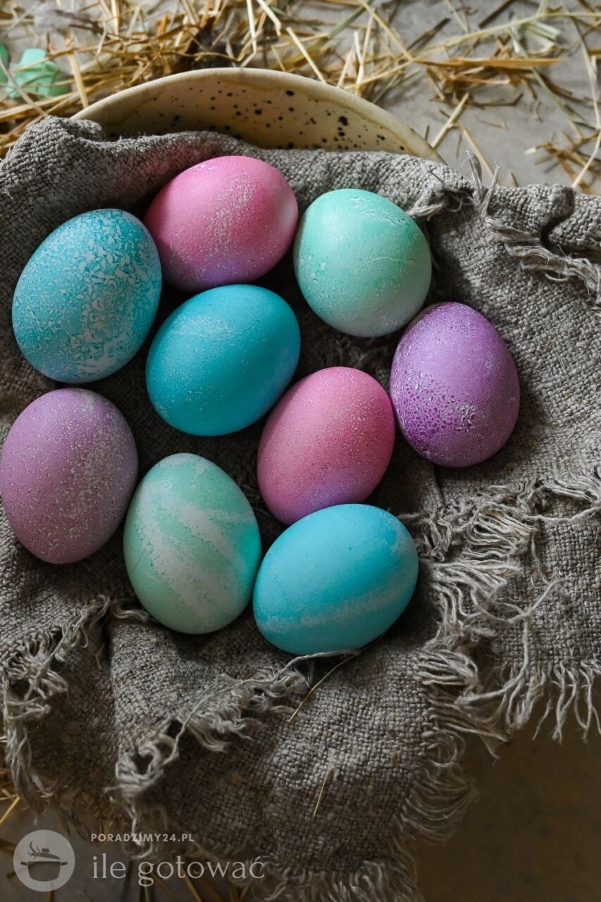 Jajka na pisanki gotujemy na twardo z dodatkiem soli i octu
