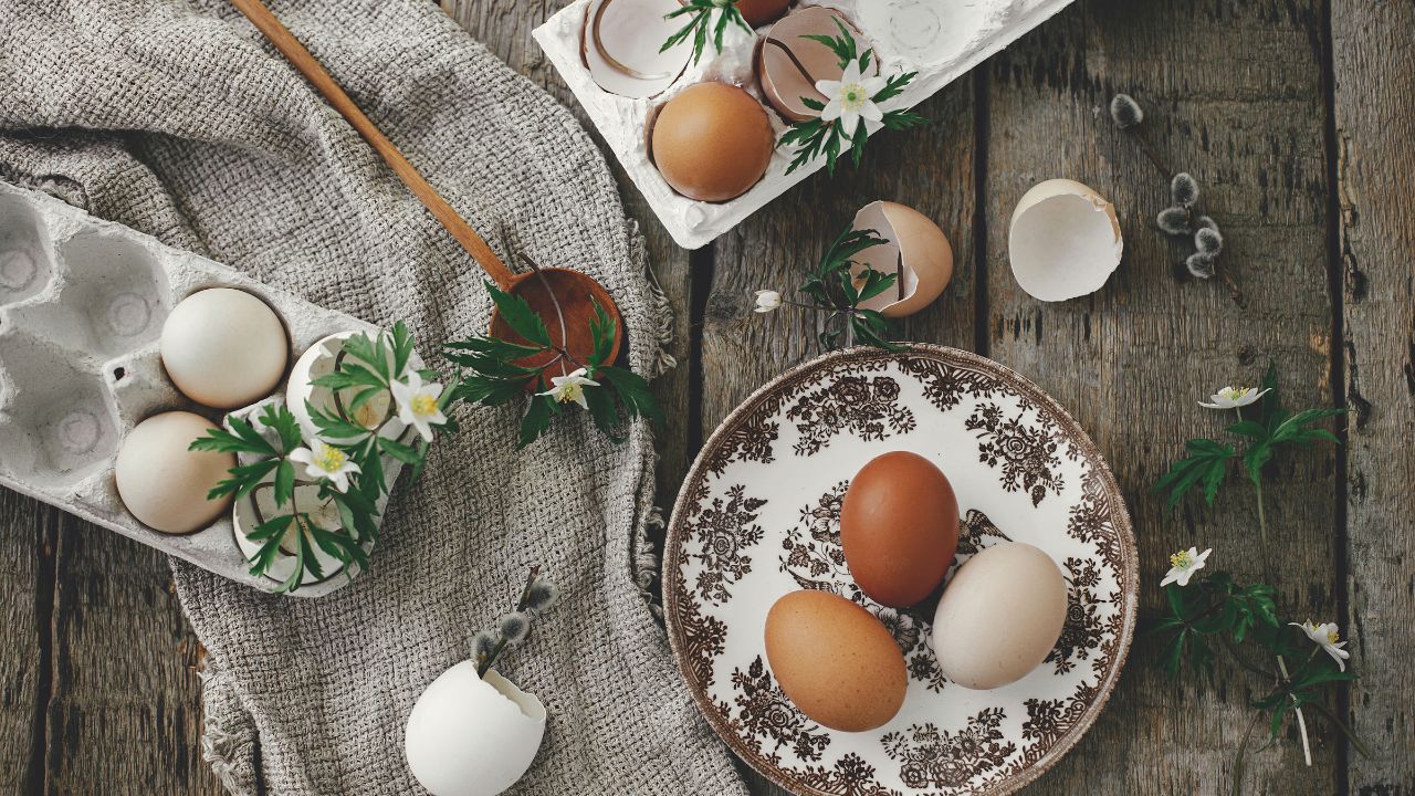 Jajka ugotowane na twardo, gotowe do przygotowania pisanek