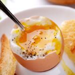 Jajko ugotowane na miękko, podane z pieprzem