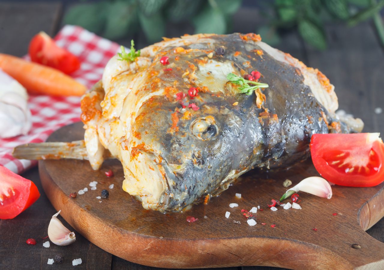 Świeży karp obtoczony w przyprawach