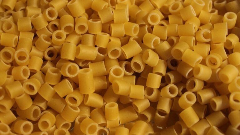 Makaron ditalini, nazywany naparstkowym lub sałatkowym