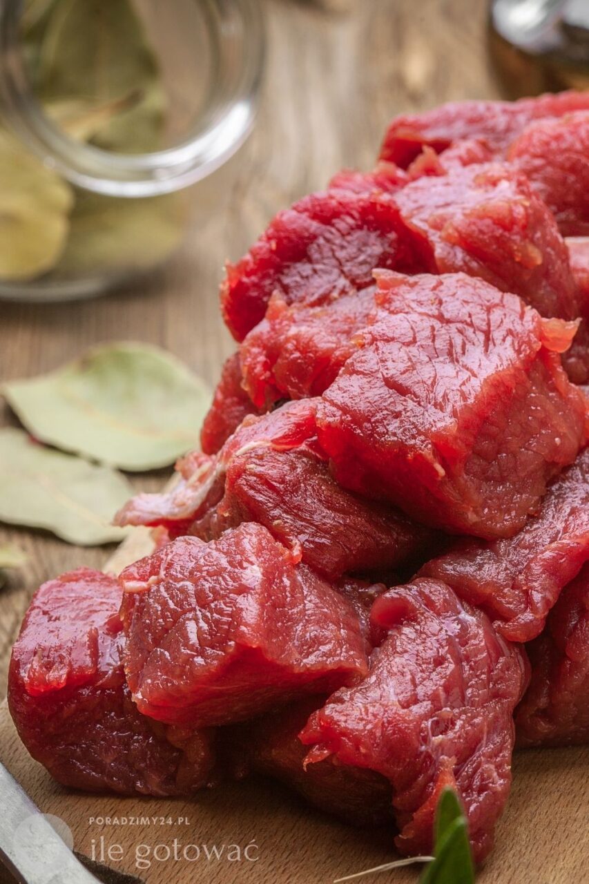 Mięso wołowe w gotowaniu lubi przyprawy. Świetnie komponuje się z liściem laurowym