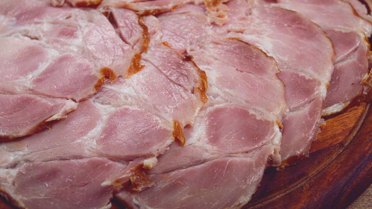 Plasterki baleronu po zaparzeniu we wrzątku