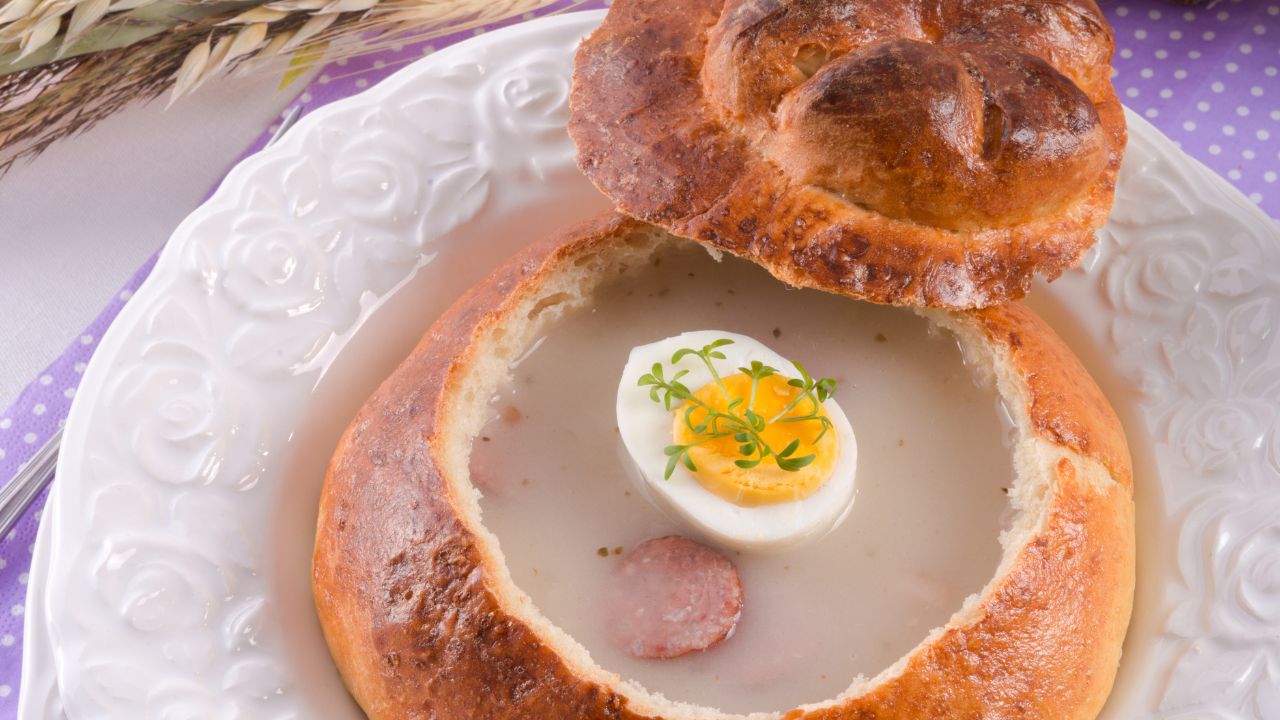 Tradycyjny żurek ugotowany na zakwasie podamy w chlebie z jajkiem na twardo i kiełbasą