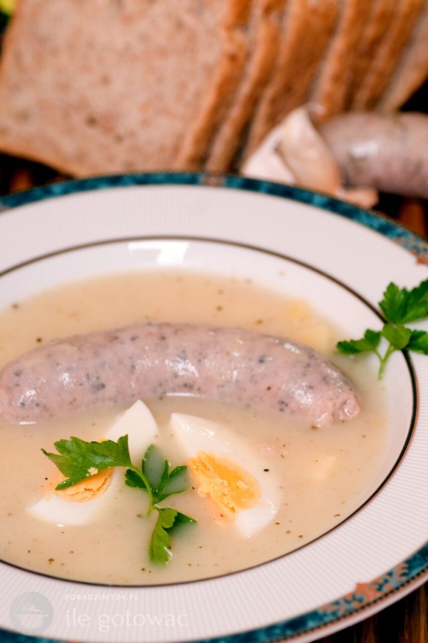 Żurek to tradycyjna zupa podawana w czasie wielkanocnego śniadania. Wtedy często serwowana jest z białą kiełbasą