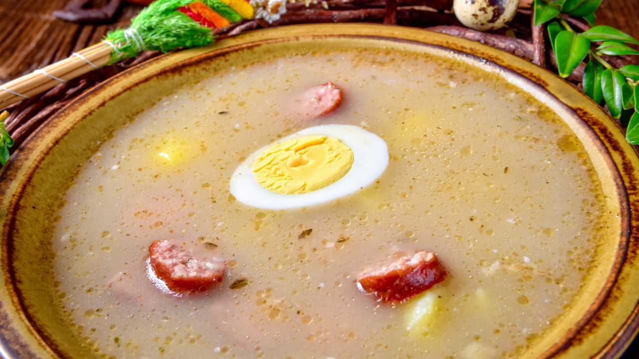 Tradycyjny żurek z jajkiem i kiełbaską