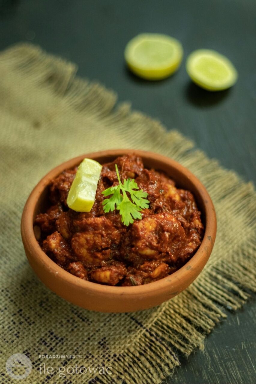 Klasyczne chili con carne, podane w ceramicznej misce, z dodatkiem limonki i kolendry 