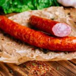 Tradycyjna kiełbasa parzona. Parzenie to kluczowy etap przygotowania kiełbasy wędzonej, który pozwala na jej dogotowanie i uzyskanie odpowiedniej struktury