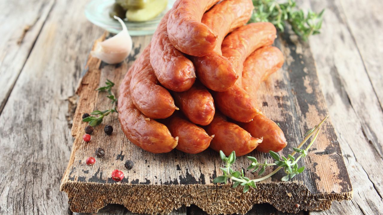 Wędzona kiełbasa to przysmak o intensywnym aromacie i wyrazistym smaku, ale wymaga odpowiedniego parzenia, aby osiągnęła idealną konsystencję