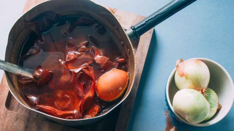 Farbowanie jajek w wywarze z łupin cebuli to tradycyjna metoda przygotowania pisanek