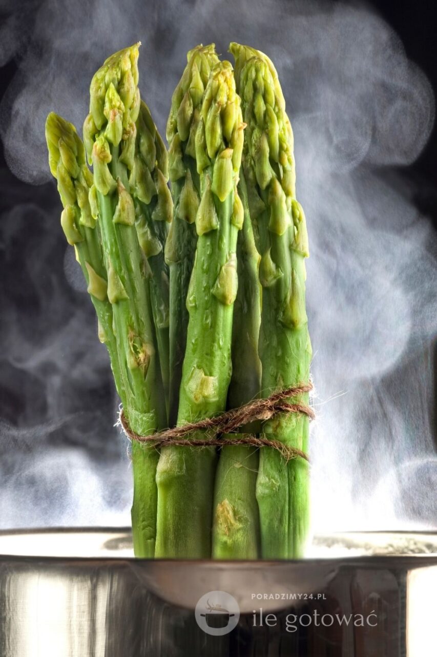 Pęczek zielonych szparagów w garnku