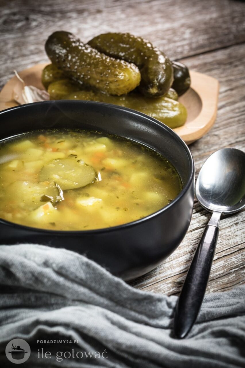 Robisz zupę ogórkową? Sprawdź, ile naprawdę trzeba ją gotować