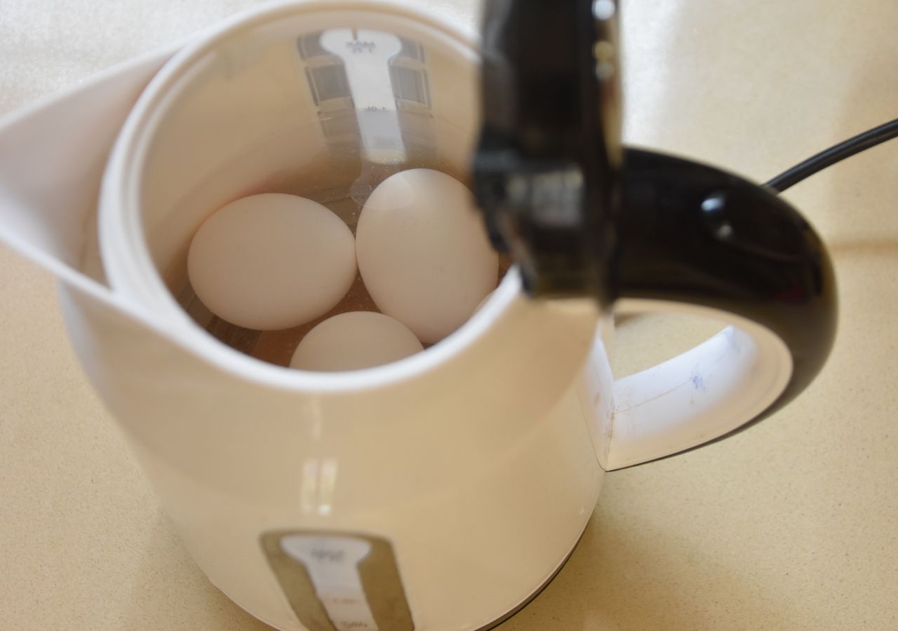Ile razy zagotować wodę na idealne jajko z czajnika?
