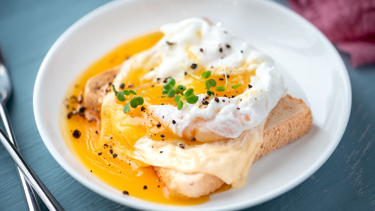 Jajko w koszulce z płynnym żółtkiem na toście