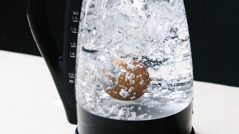 Gotujesz jajka w czajniku? Sprawdź, jak nie zepsuć sprzętu