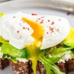 Jajko w koszulce na kanapce z dodatkiem rukoli