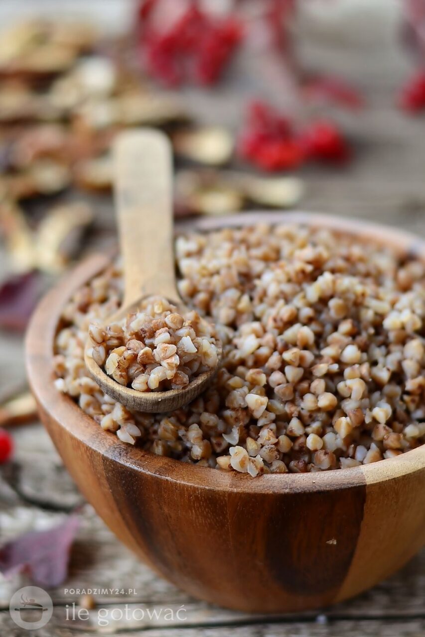Kasza ugotowana na sypko bez woreczka w drewnianej misce