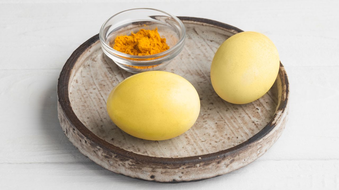 Jak uzyskać intensywnie żółte jajka? Wystarczy przyprawa z kuchni, czyli popularna kurkuma