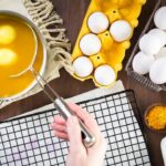 Pisanki barwione w kurkumie. Nie kupuj barwników! Ta przyprawa zrobi robotę za grosze