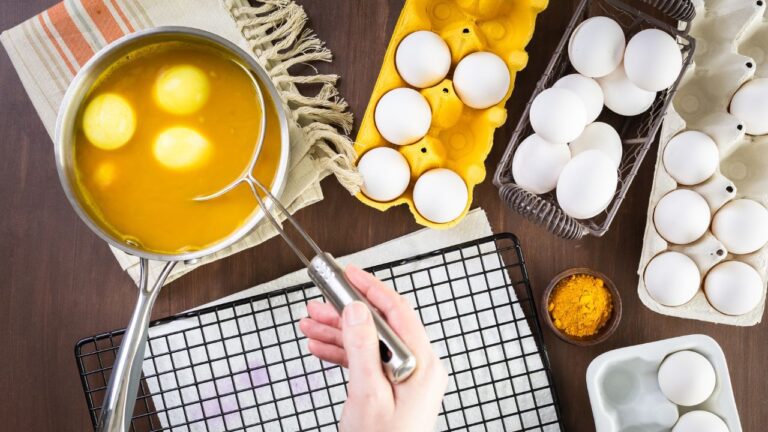 Pisanki barwione w kurkumie. Nie kupuj barwników! Ta przyprawa zrobi robotę za grosze