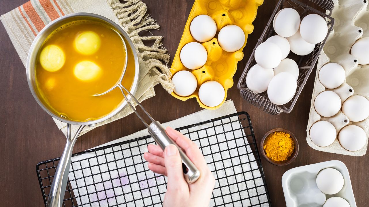 Pisanki barwione w kurkumie. Nie kupuj barwników! Ta przyprawa zrobi robotę za grosze