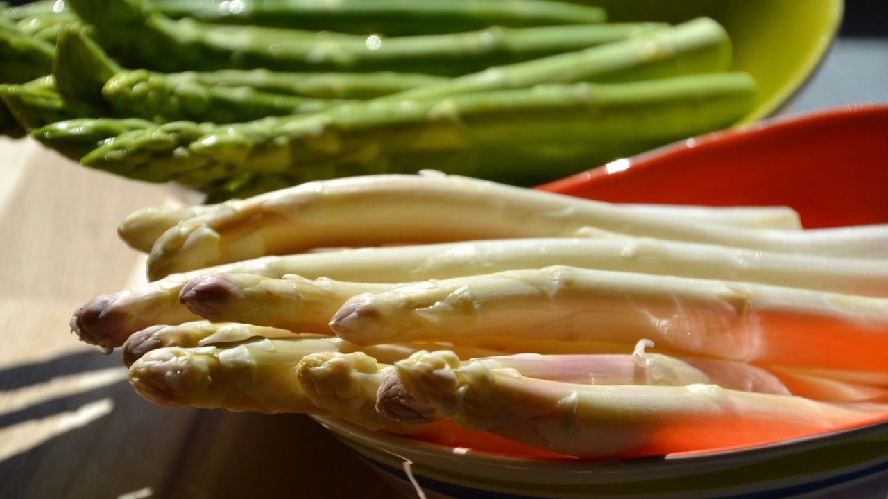 Zielone, białe, żółte – poznaj sekrety gotowania każdego rodzaju szparagów