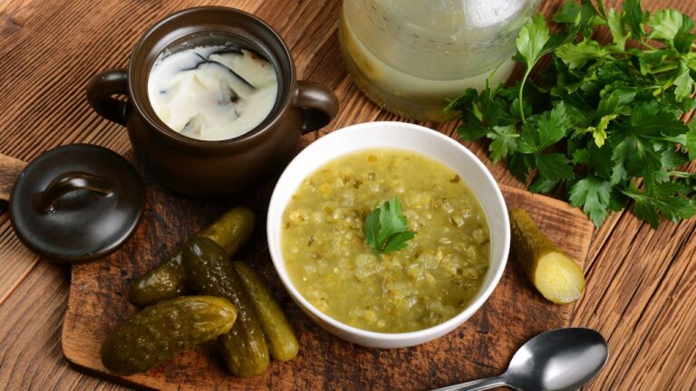 Ile gotować zupę ogórkową? Tylko dobrze ugotowana smakuje jak u babci