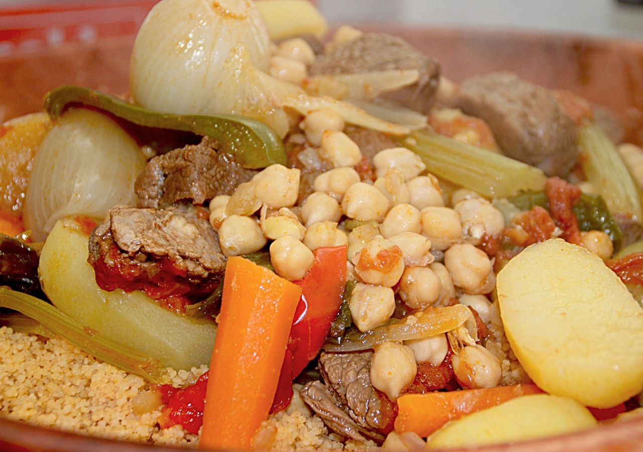 Duszone mięsa z rzepą, ciecierzycą, warzywami i kuskusem