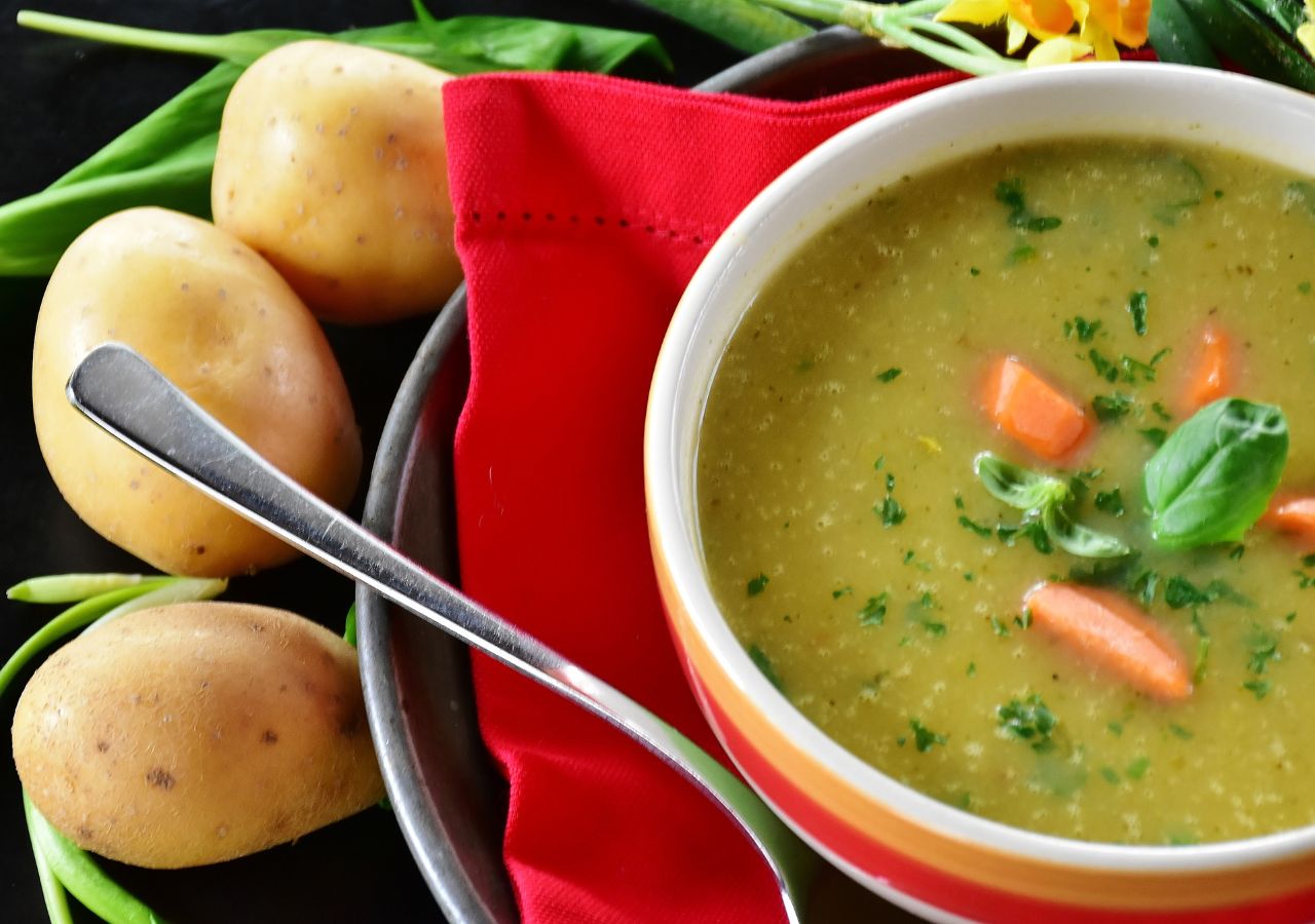 Bazę pejzanki często stanowi zupa ziemniaczana, czyli kartoflanka