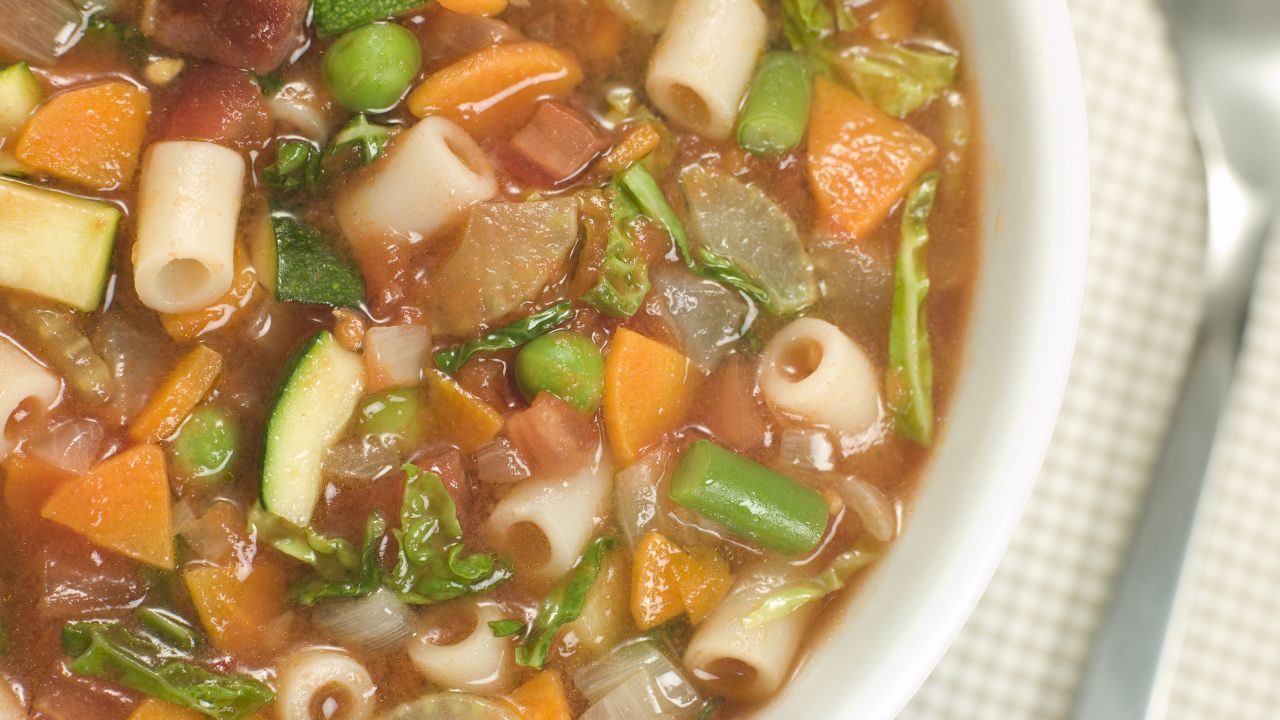 Talerz z zupą paysanne, czyli pejzanką z dodatkiem makaronu