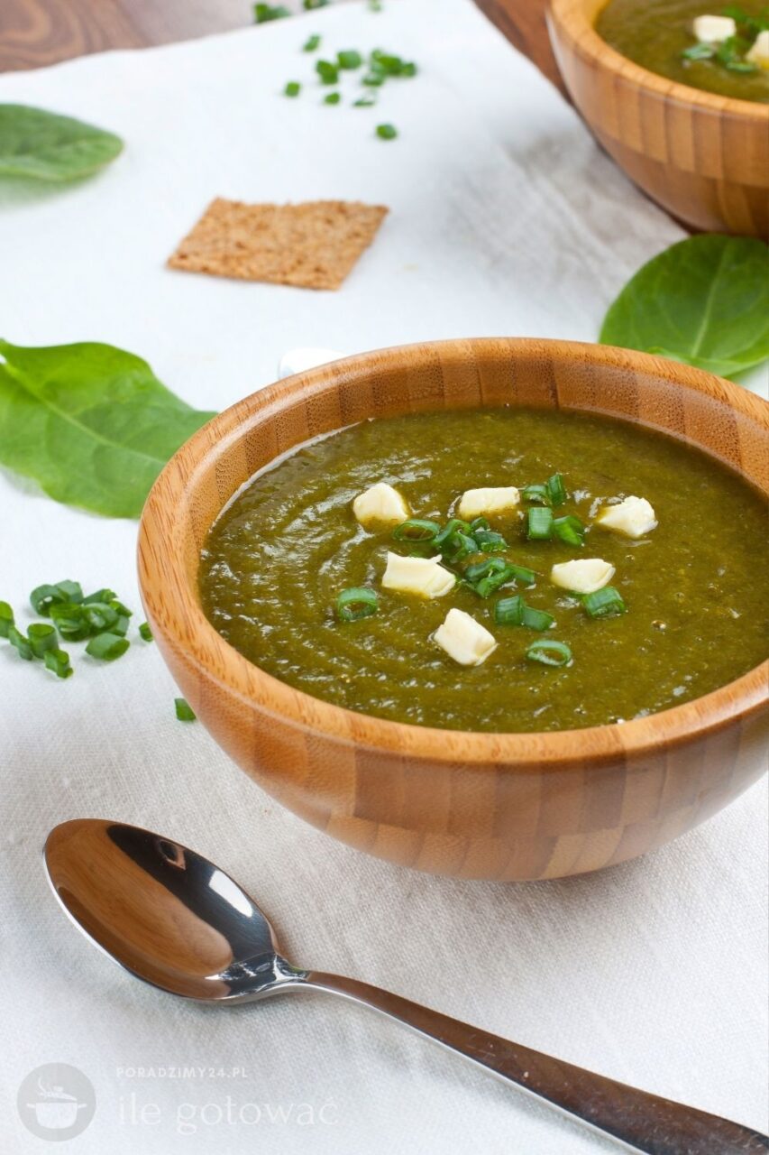 Zupa szczawiowa podana w drewniane, rustykalnej misce