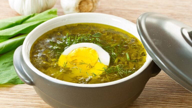 Zupa szczawiowa z jajkiem na twardo