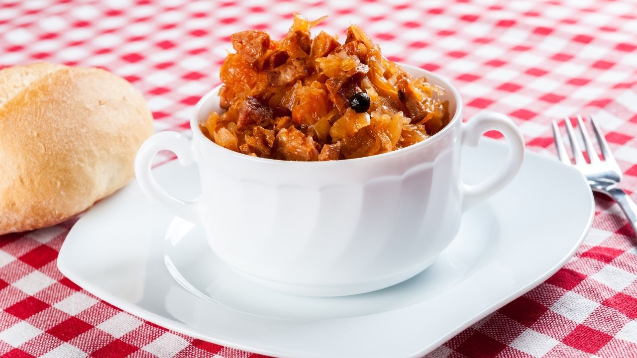 Tradycyjny bigos z dodatkiem ziela angielskiego, podany z bułką