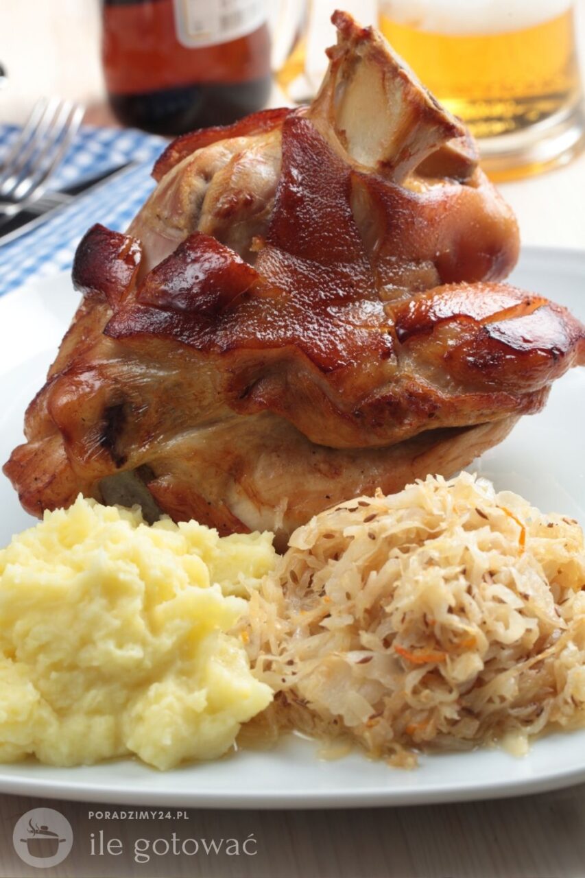 Golonka po bawarsku, podana z tłuczonymi ziemniakami i duszoną kiszoną kapustą