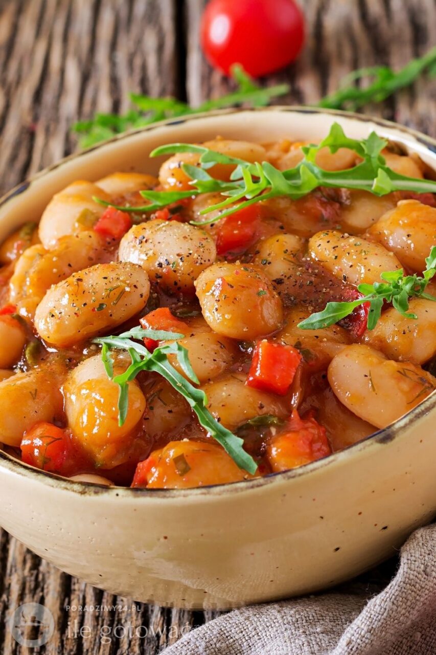 Młoda fasola jaś ugotowana w sosie pomidorowym, podana z rukolą i doprawiona pieprzem